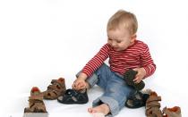 Bagaimana memilih sepatu pertama yang tepat untuk anak